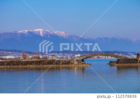 【びわ湖風景】湖畔から眺める冬山や沖合の風景 【びわ湖風景】湖畔から眺める冬山や沖合の風景 112578839