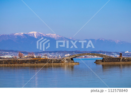 【びわ湖風景】湖畔から眺める冬山や沖合の風景 112578840