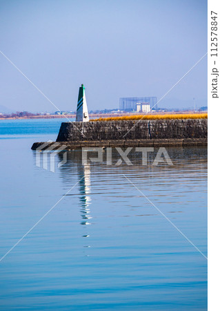 【びわ湖風景】湖畔から眺める冬山や沖合の風景 【びわ湖風景】湖畔から眺める冬山や沖合の風景 112578847