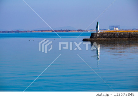 【びわ湖風景】湖畔から眺める冬山や沖合の風景 112578849