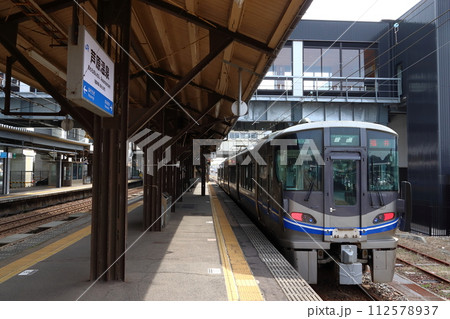 芦原温泉駅に停車中の北陸本線521系（金沢⇔敦賀） 112578937