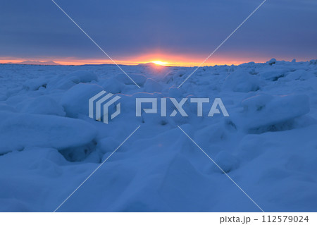 佐呂間海岸の陽の出 112579024