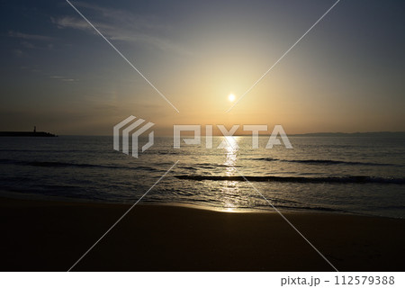 間瀬下山海水浴場から見る夕陽 間瀬下山海水浴場から見る夕陽 112579388