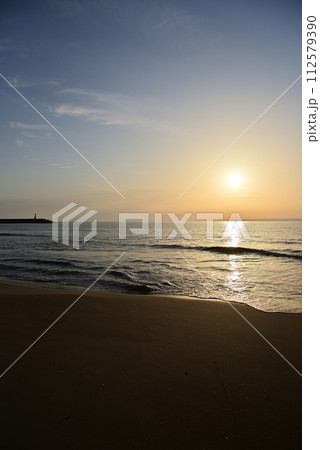 間瀬下山海水浴場から見る夕陽 間瀬下山海水浴場から見る夕陽 112579390
