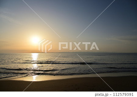 間瀬下山海水浴場から見る夕陽 間瀬下山海水浴場から見る夕陽 112579391