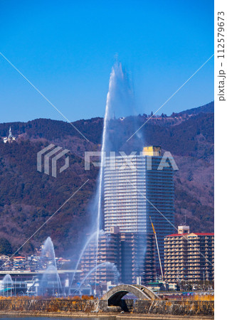 【びわ湖風景】湖畔から眺める冬山や沖合の風景 【びわ湖風景】湖畔から眺める冬山や沖合の風景 112579673