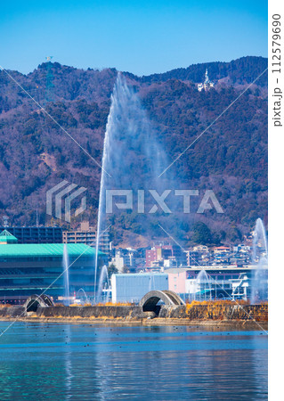 【びわ湖風景】湖畔から眺める冬山や沖合の風景 112579690
