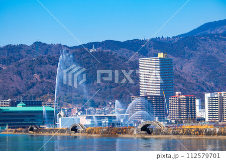 【びわ湖風景】湖畔から眺める冬山や沖合の風景 112579701