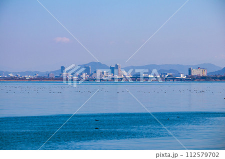 【びわ湖風景】湖畔から眺める冬山や沖合の風景 【びわ湖風景】湖畔から眺める冬山や沖合の風景 112579702