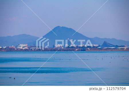【びわ湖風景】湖畔から眺める冬山や沖合の風景 112579704