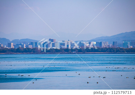 【びわ湖風景】湖畔から眺める冬山や沖合の風景 【びわ湖風景】湖畔から眺める冬山や沖合の風景 112579713