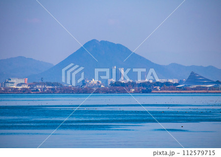 【びわ湖風景】湖畔から眺める冬山や沖合の風景 112579715