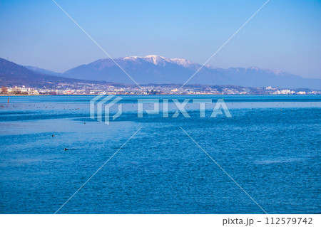 【びわ湖風景】湖畔から眺める冬山や沖合の風景 【びわ湖風景】湖畔から眺める冬山や沖合の風景 112579742