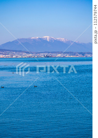 【びわ湖風景】湖畔から眺める冬山や沖合の風景 【びわ湖風景】湖畔から眺める冬山や沖合の風景 112579744