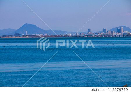 【びわ湖風景】湖畔から眺める冬山や沖合の風景 112579759