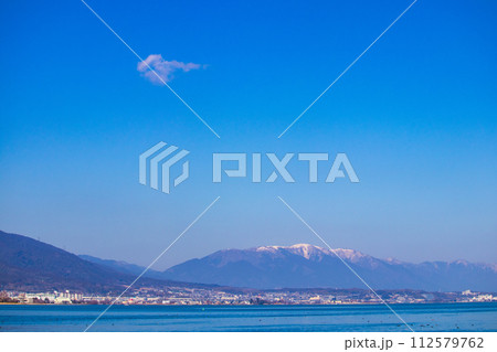 【びわ湖風景】湖畔から眺める冬山や沖合の風景 112579762