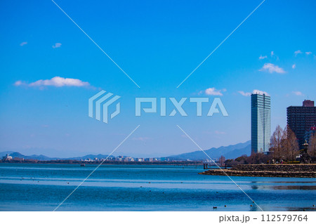 【びわ湖風景】湖畔から眺める冬山や沖合の風景 112579764