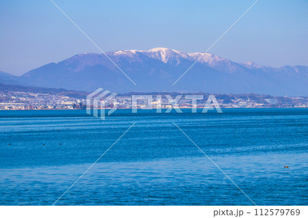 【びわ湖風景】湖畔から眺める冬山や沖合の風景 【びわ湖風景】湖畔から眺める冬山や沖合の風景 112579769