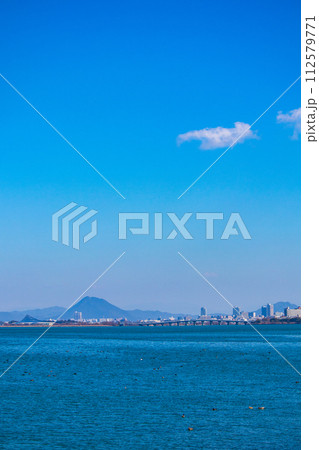 【びわ湖風景】湖畔から眺める冬山や沖合の風景 112579771