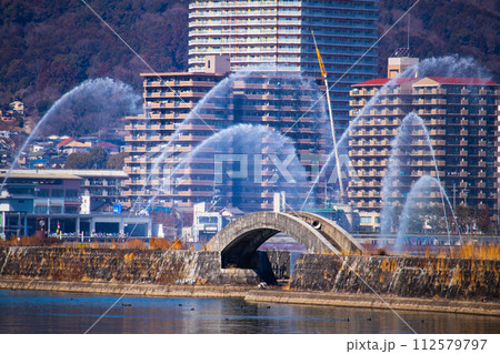 【びわ湖風景】湖畔から眺める冬山や沖合の風景 【びわ湖風景】湖畔から眺める冬山や沖合の風景 112579797