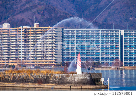 【びわ湖風景】湖畔から眺める冬山や沖合の風景 112579801