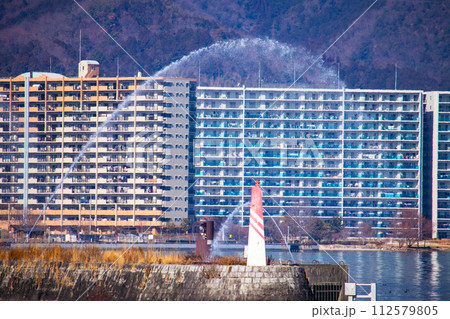 【びわ湖風景】湖畔から眺める冬山や沖合の風景 112579805