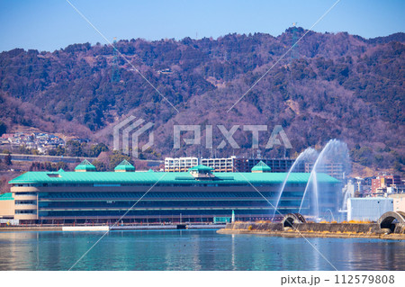 【びわ湖風景】湖畔から眺める冬山や沖合の風景 112579808