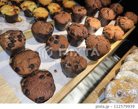 Lines of delicious chocolate and vanilla muffins Freshly baked homemade chocolate chip muffins 112579939