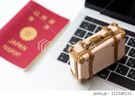旅行バックのトランクケースとパソコンとパスポート 112580131
