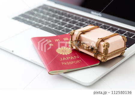 旅行バックのトランクケースとパソコンとパスポート 112580136