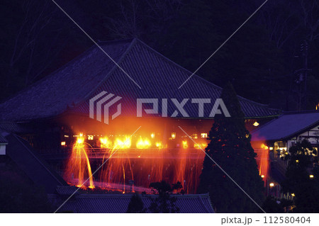 東大寺二月堂の赤い炎 お水取り 112580404