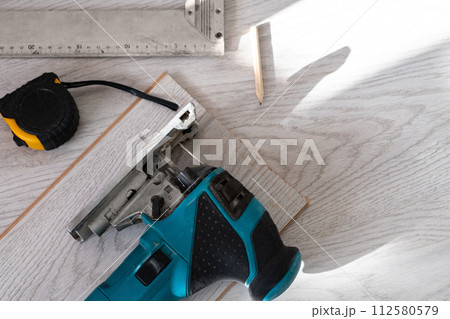 Sawing laminate. Repairing the floor in the house, laminate flooring 112580579