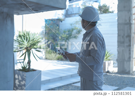 建築関連の業者が仕事をしているシーン 建築関連の業者が仕事をしているシーン 112581301