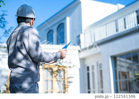 建築関連の業者が仕事をしているシーン 112581306