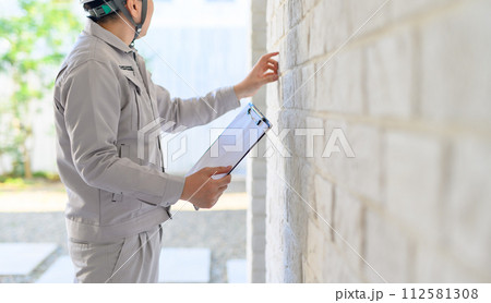 モルタル造形のレンガ調の壁面　白色 112581308