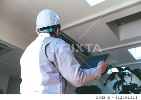 建築関連の業者が仕事をしているシーン 建築関連の業者が仕事をしているシーン 112581311