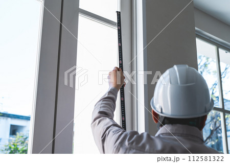 建築関連の業者が仕事をしているシーン 112581322