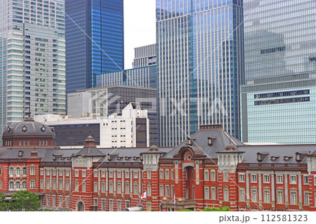 東京都千代田区、多くの高層ビルの中に建つ東京駅の風景 112581323