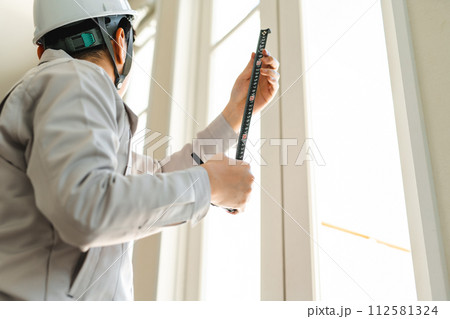 建築関連の業者が仕事をしているシーン 112581324