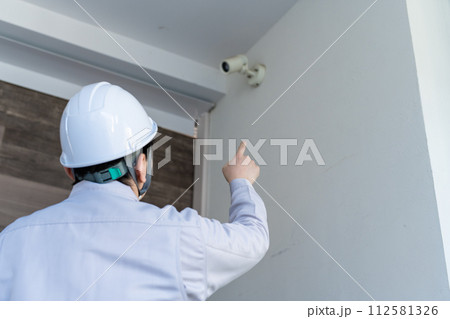 建築関連の業者が仕事をしているシーン 112581326