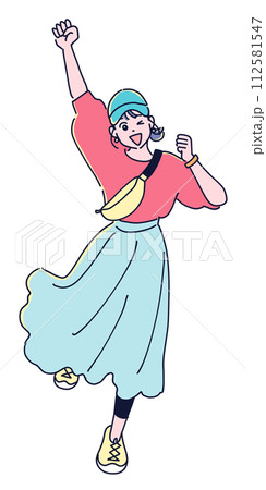 アウトドアファッションでジャンプする女性 112581547