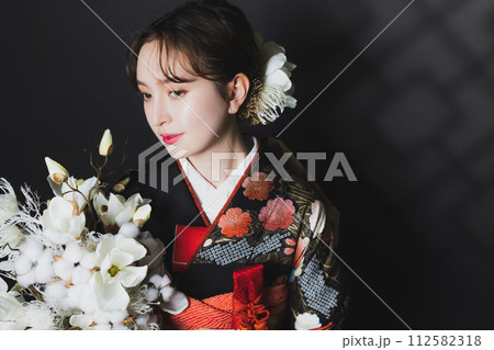 黒い振袖の女性 112582318