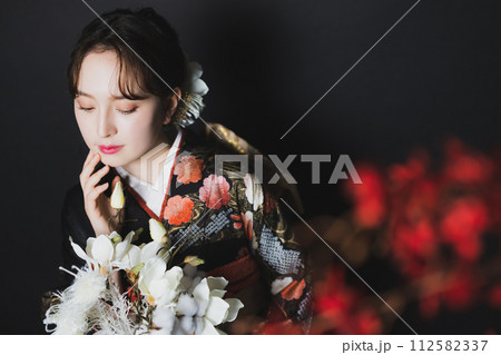 黒い振袖の女性 黒い振袖の女性 112582337