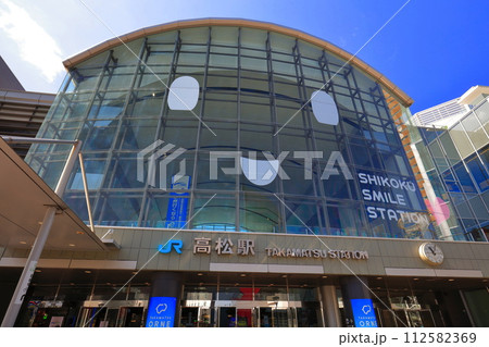 【香川県】晴天下の高松新駅ビル（TAKAMATSU ORNE） 112582369