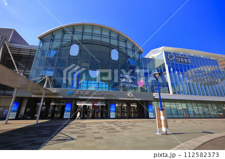 【香川県】晴天下の高松新駅ビル（TAKAMATSU ORNE） 112582373