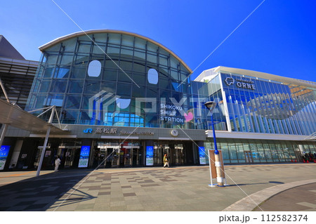 【香川県】晴天下の高松新駅ビル（TAKAMATSU ORNE） 112582374