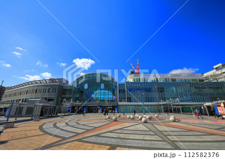 【香川県】晴天下の高松新駅ビル（TAKAMATSU ORNE） 112582376