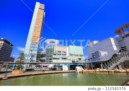 【香川県】晴天下の高松シンボルタワー(サンポート高松) 【香川県】晴天下の高松シンボルタワー(サンポート高松) 112582378