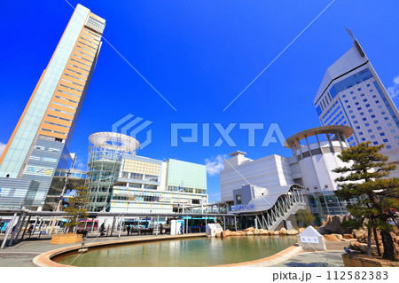 【香川県】晴天下の高松シンボルタワー（サンポート高松） 112582383