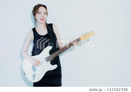 エレキギターを弾く女性　　 112582398